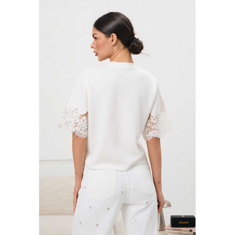 Bluzka z koronkowym wykończeniem i krótkim rękawem | Hurt odzieży włoskiej