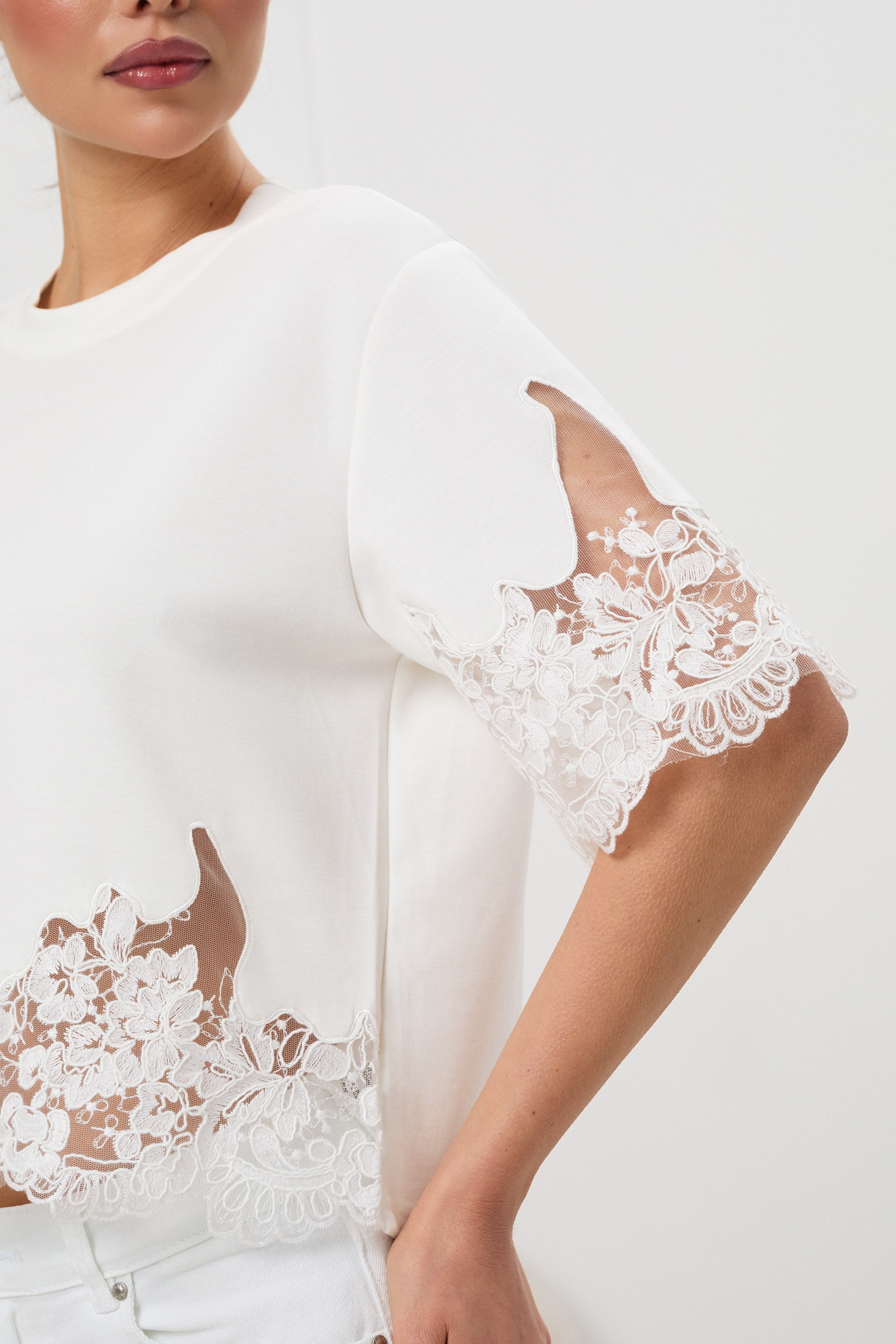 Bluzka z koronkowym wykończeniem i krótkim rękawem | Hurt odzieży włoskiej