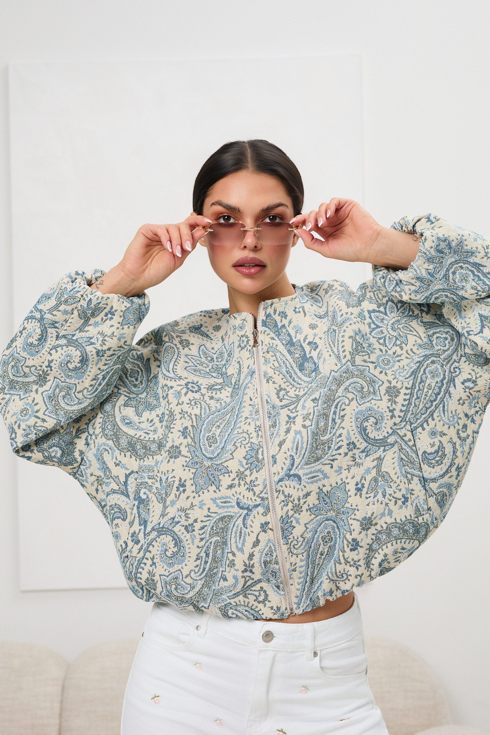 Kurtka bomberka we wzór paisley z bufiastymi rękawami | Hurt odzieży damskiej włoskiej