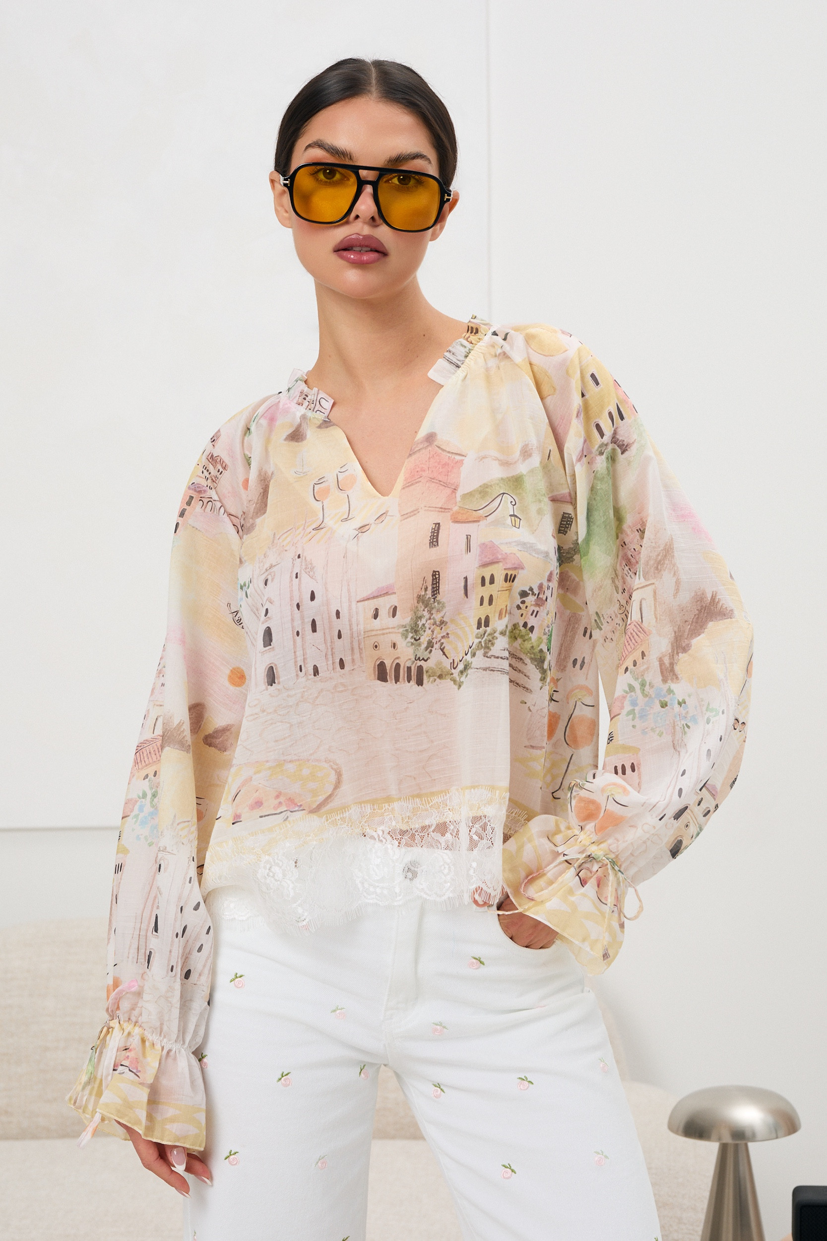 Bluzka z pastelowym nadrukiem i wiązanymi rękawami