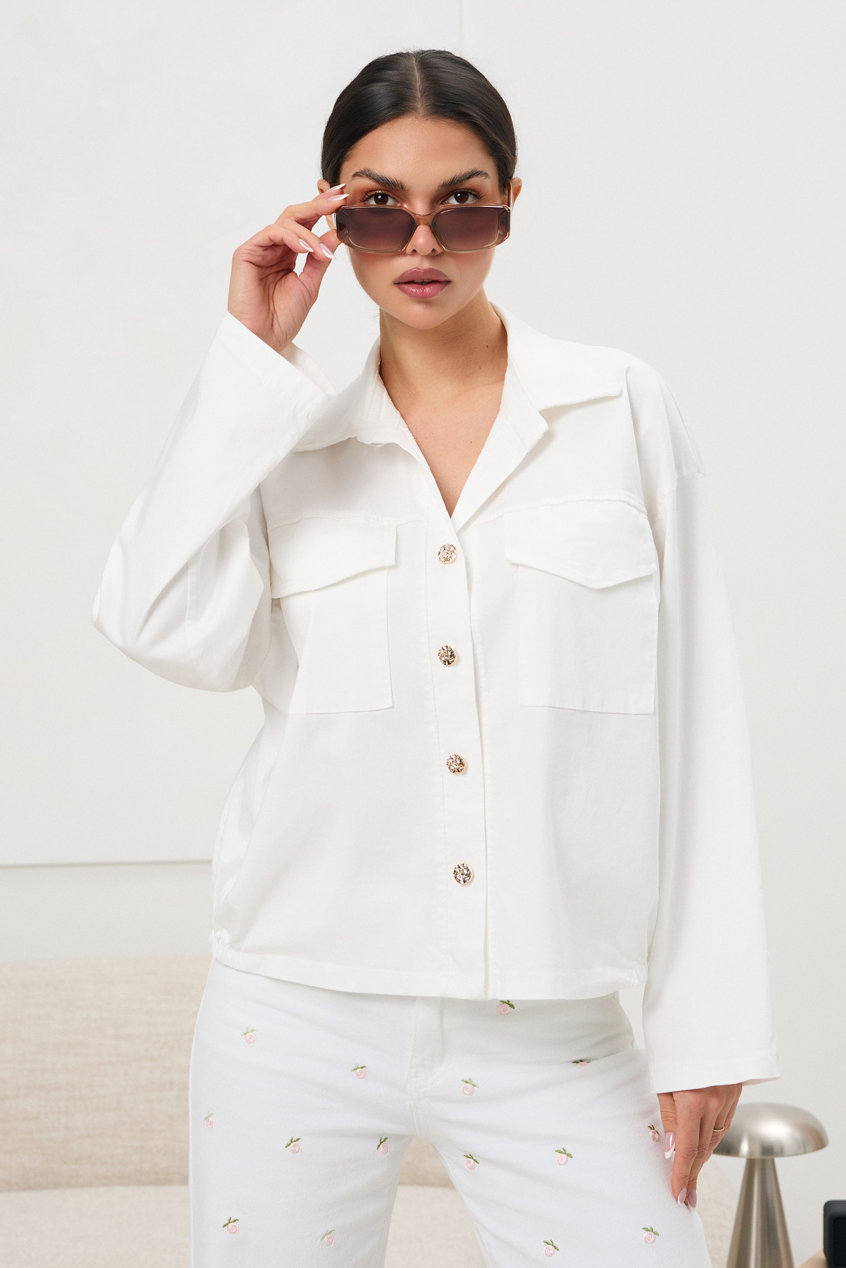 Koszula oversize z kieszeniami i złotymi guzikami | Hurtownia online odzieży z Włoch