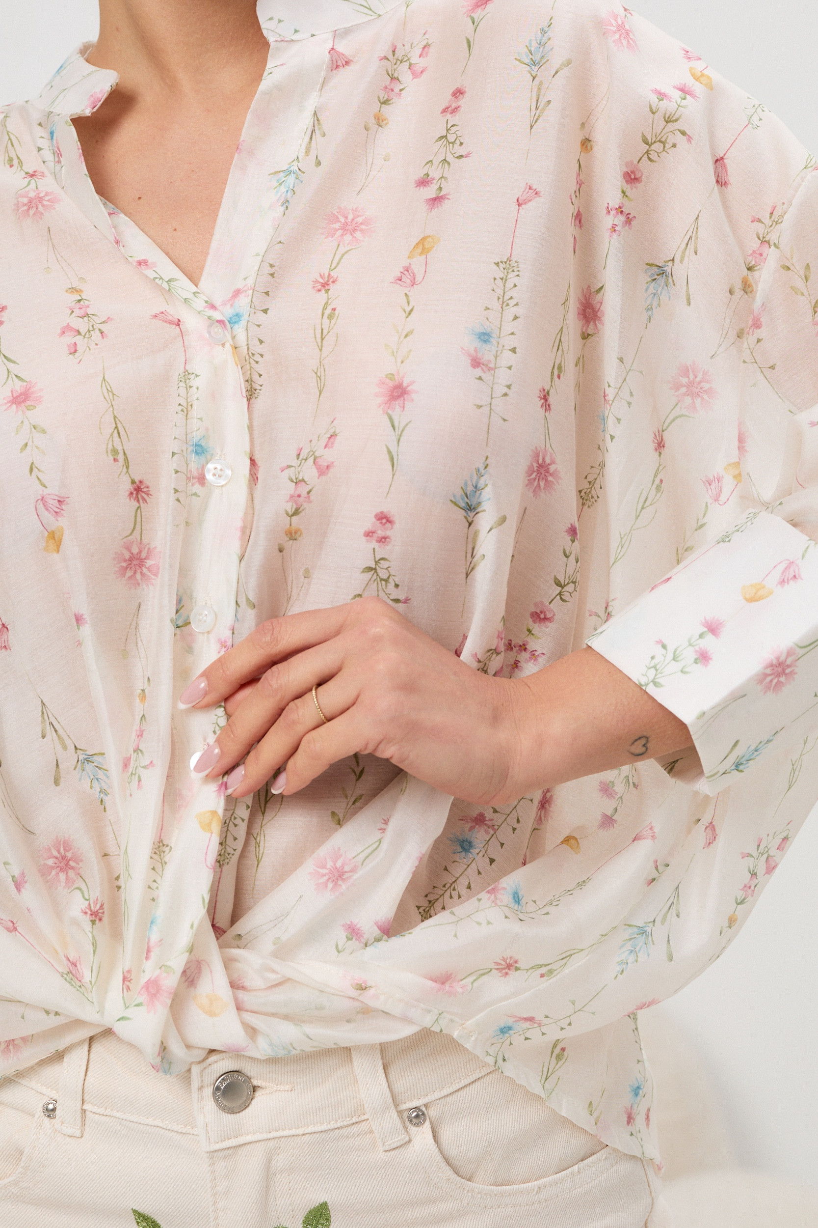 Zwiewna koszula w pastelowe kwiaty | Hurt odzieży damskiej online