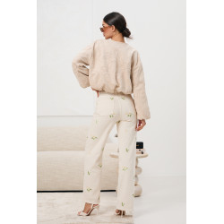 Jeansy o prostym kroju z kwiatowym haftem | Sprzedaż hurtowa odzieży damskiej