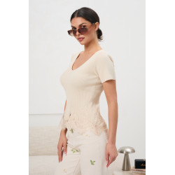 Prążkowana bluzka z koronkowym wykończeniem | Hurtownia odzieży na sztuki