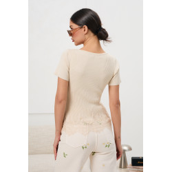 Prążkowana bluzka z koronkowym wykończeniem | Hurtownia odzieży na sztuki