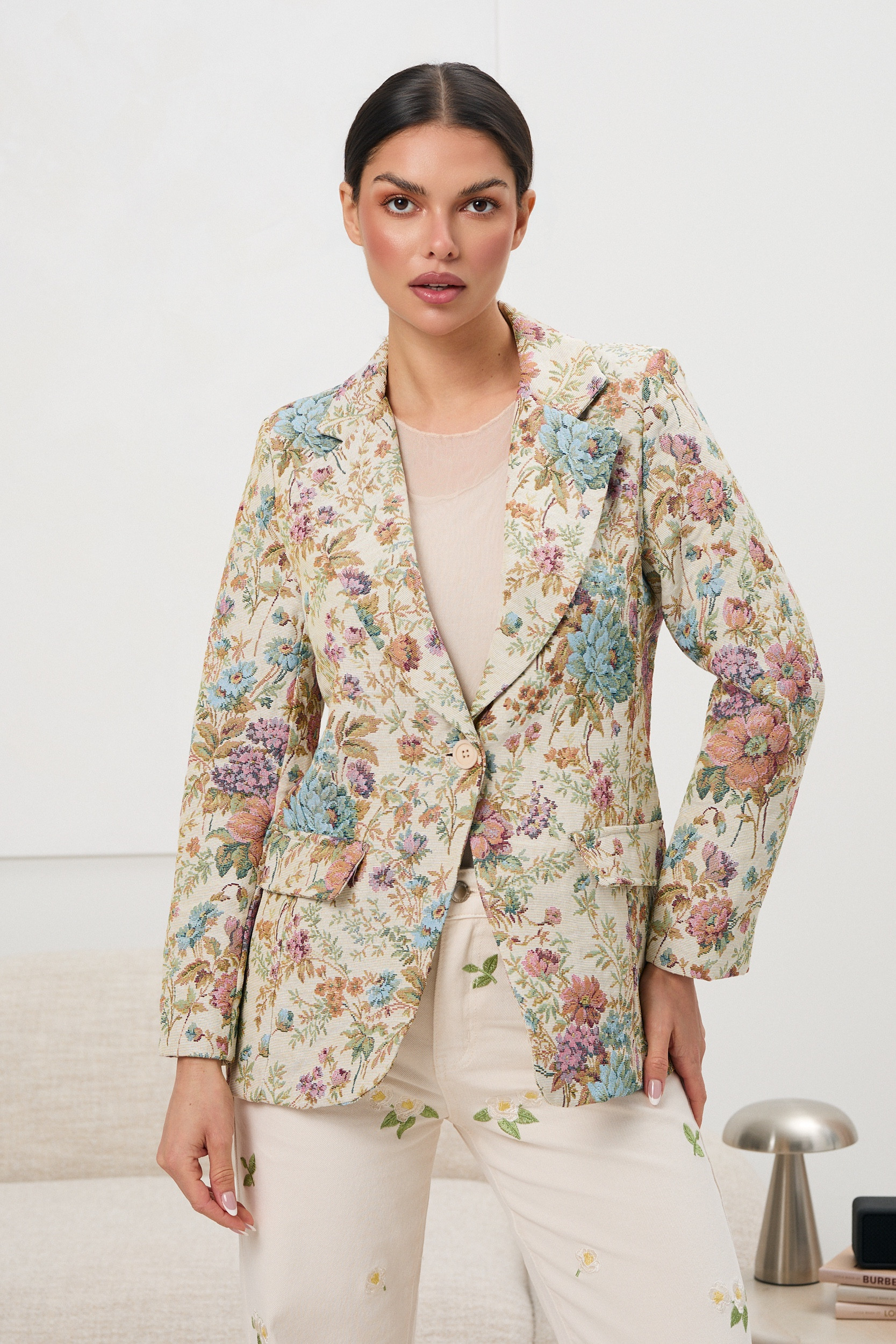 Taliowana marynarka w kwiatowy wzór | Hurtownia odzieży z Włoch