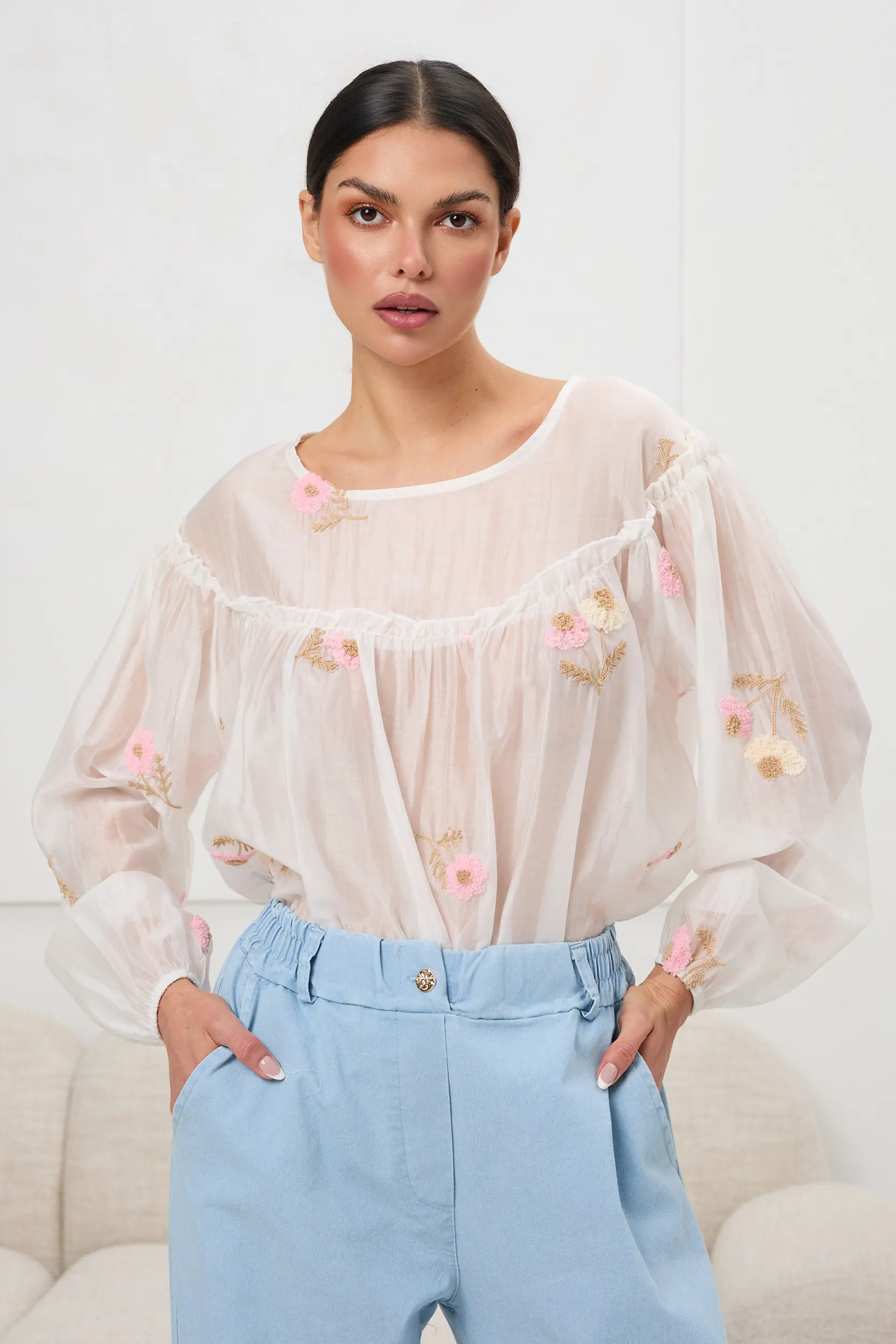 Transparentna bluzka boho z haftem kwiatowym