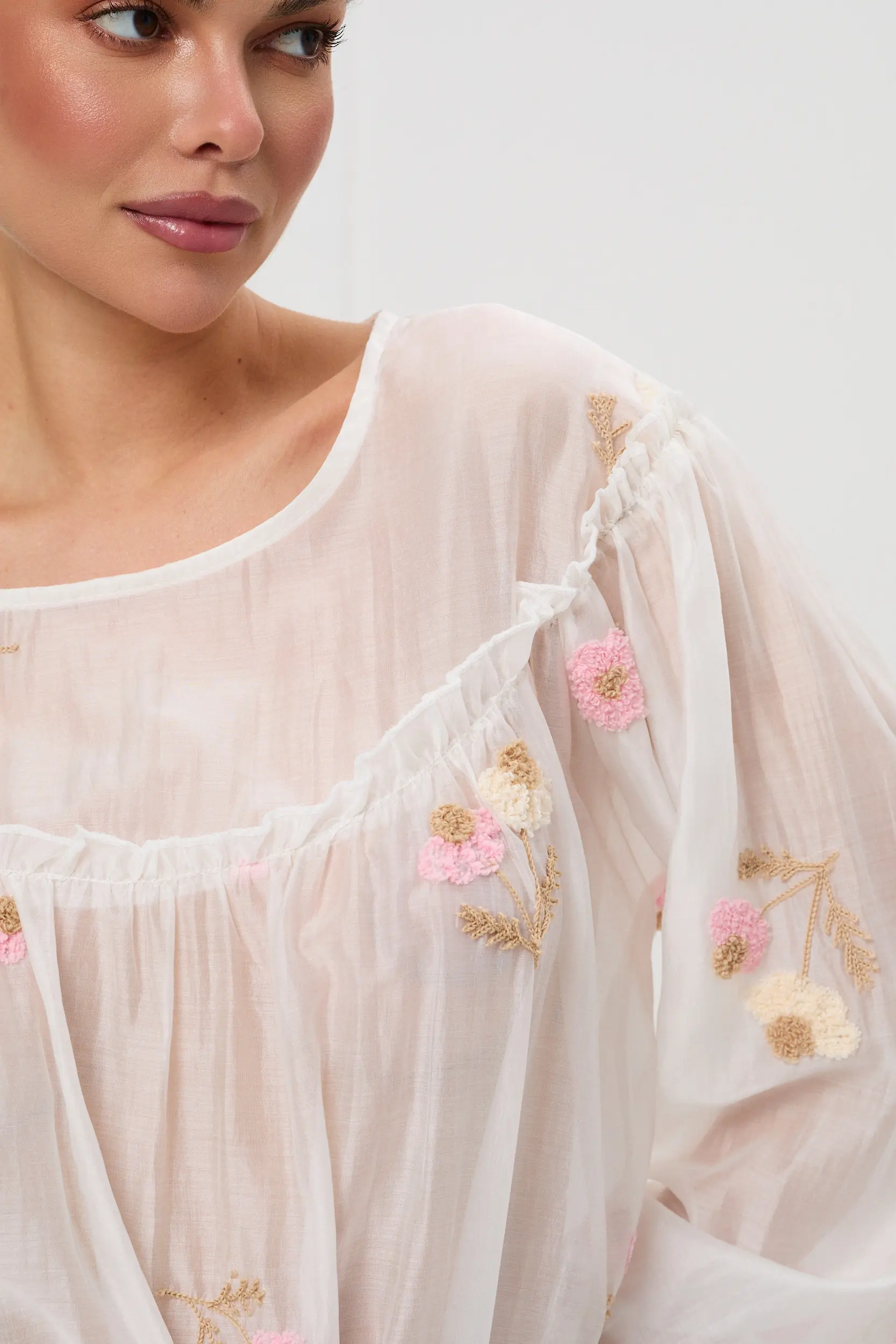 Transparentna bluzka boho z haftem kwiatowym