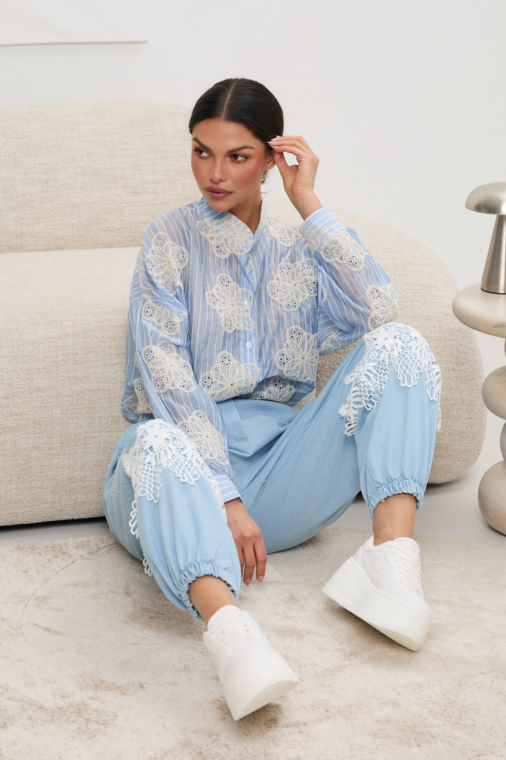 Koszula w paski z koronkowymi aplikacjami 3D | Modna odzież damska hurt