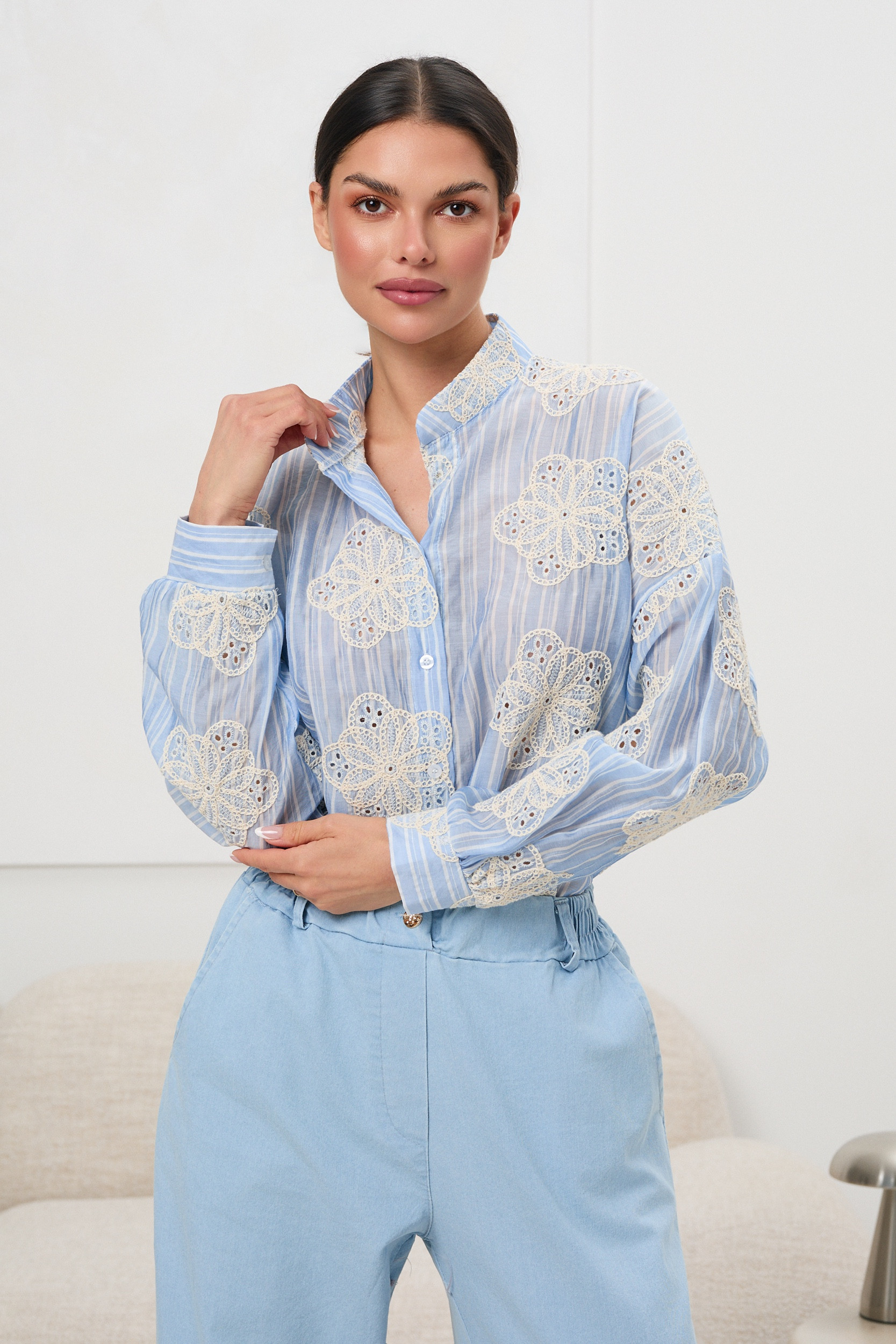 Koszula w paski z koronkowymi aplikacjami 3D | Modna odzież damska hurt