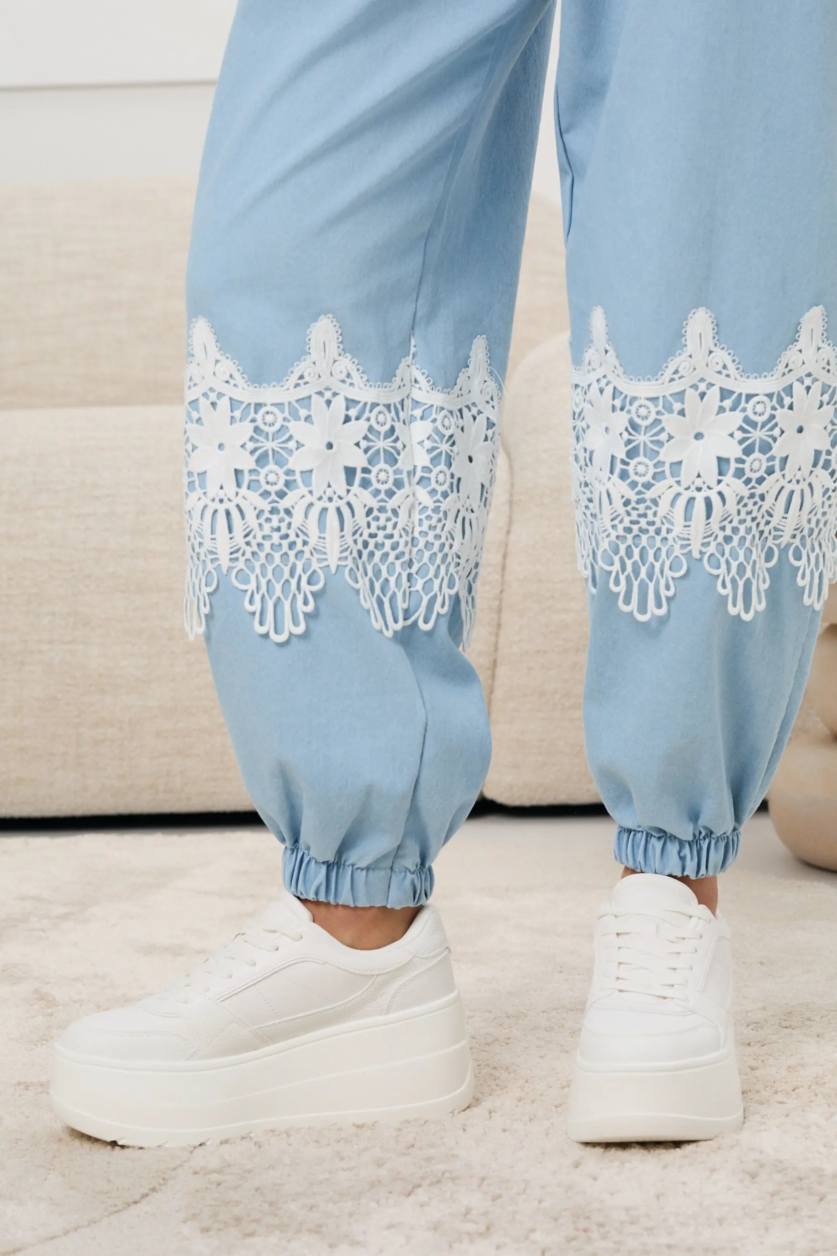 Spodnie jogger z koronkową aplikacją