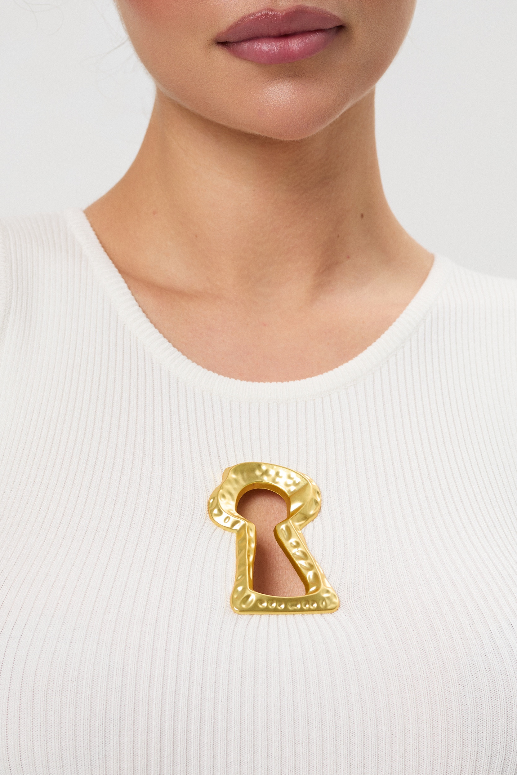 Dopasowany top w prążek z dekoracyjnym złotym detalem | Hurtownia odzieży damskiej