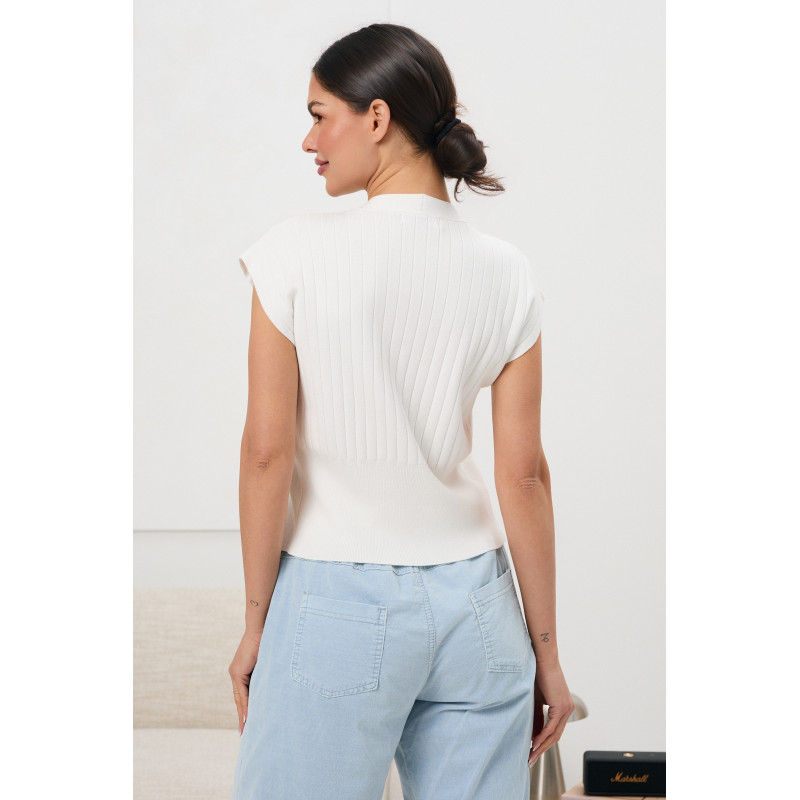 Bluzka z dekoltem V i ozdobnymi złotymi zapięciami | Hurt odzieży damskiej online