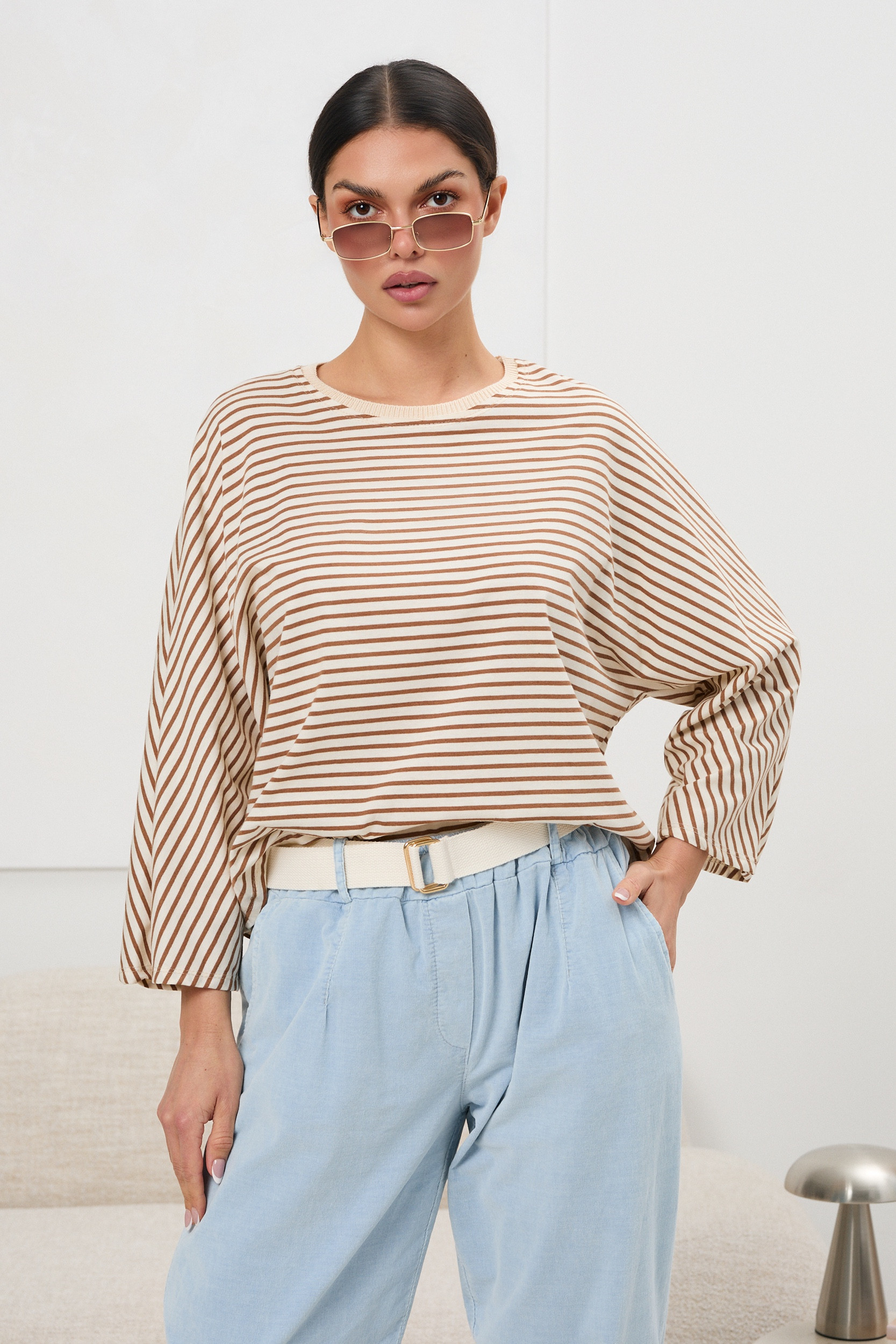 Oversize’owa bluzka w paski z szerokimi rękawami | Hurt odzieży włoskiej