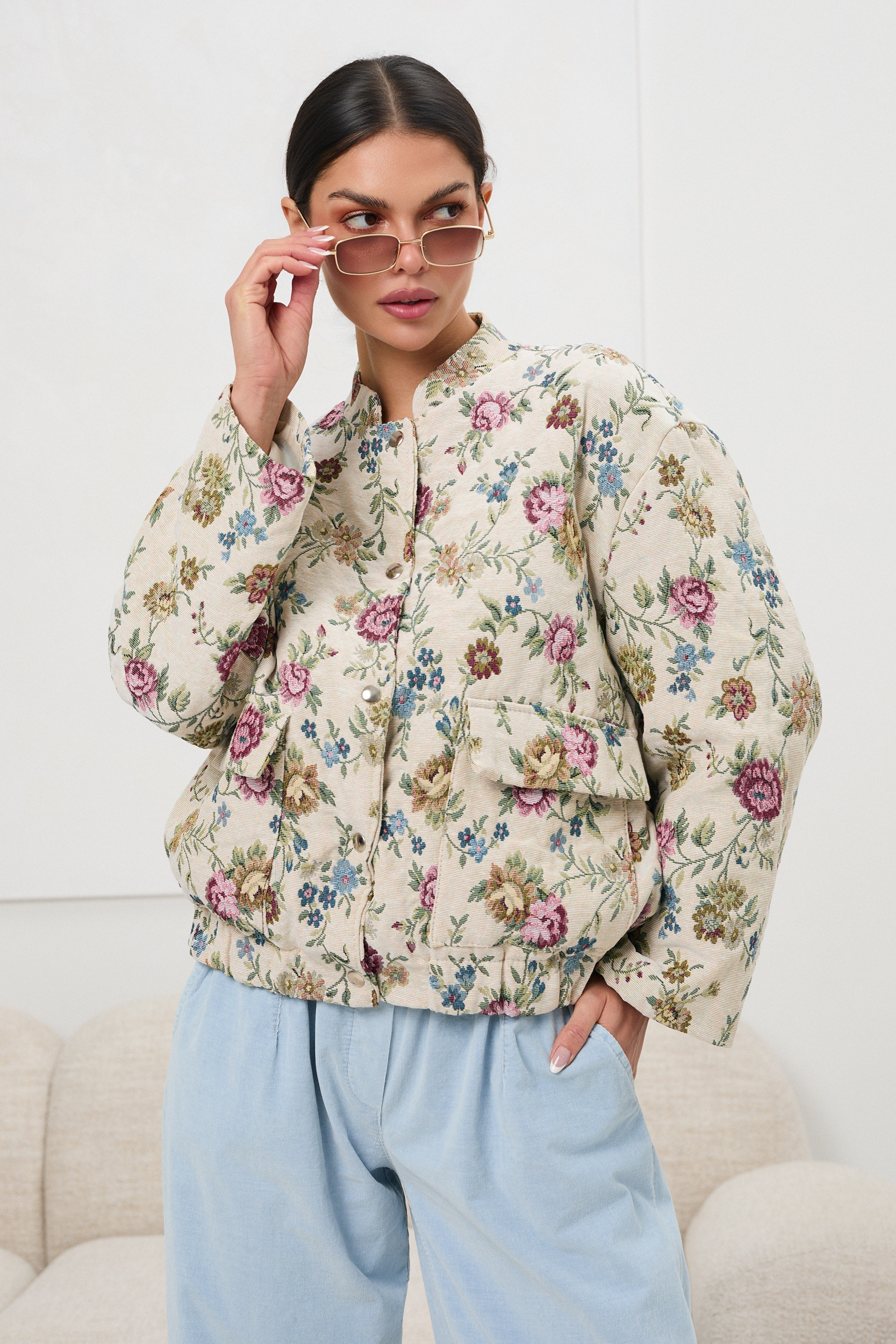 Krótka kurtka w kwiaty | Hurtownia odzieży damskiej online