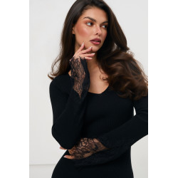 Dopasowana sukienka midi z koronkowym wykończeniem