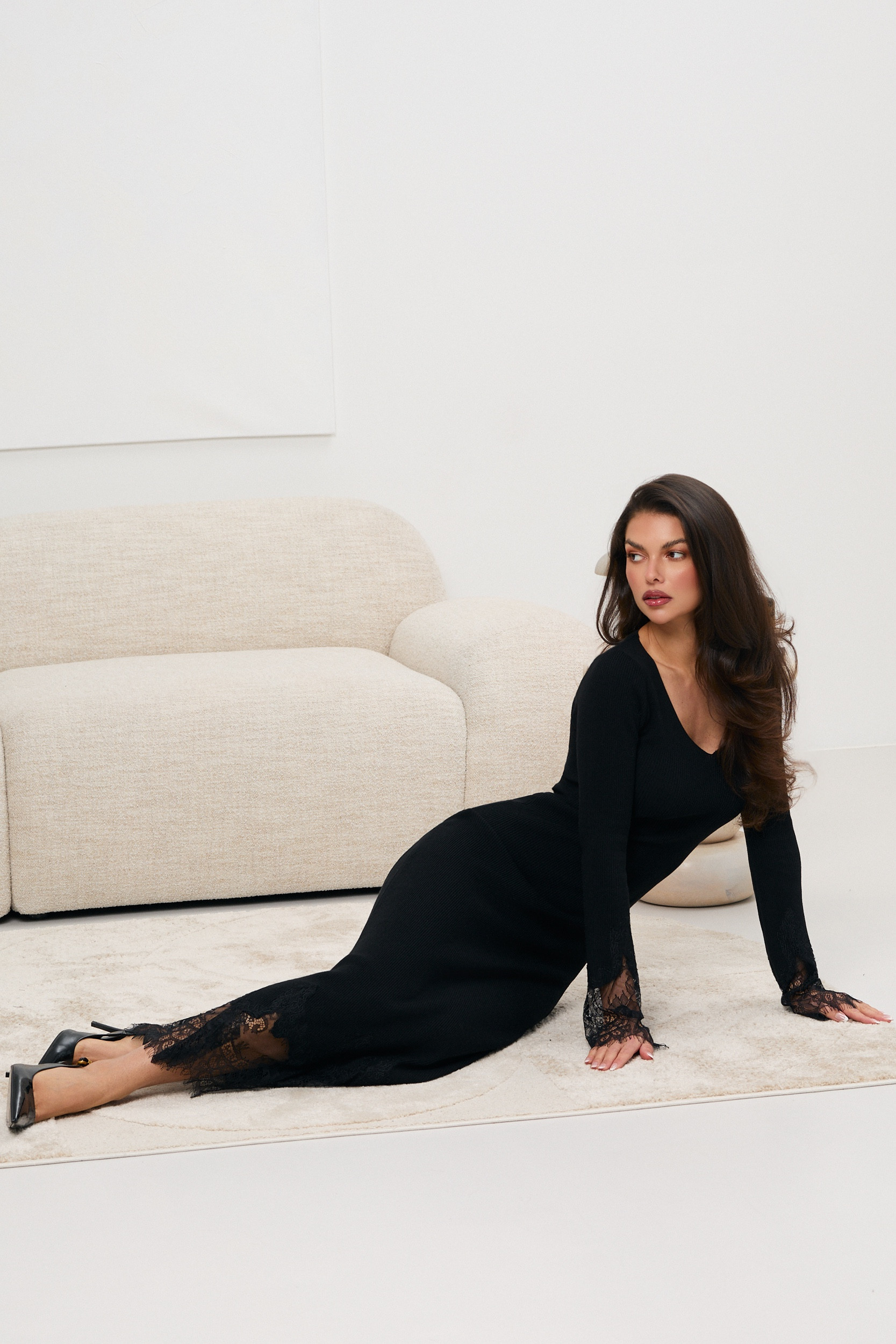 Dopasowana sukienka midi z koronkowym wykończeniem