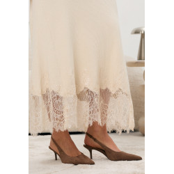 Dopasowana sukienka midi z koronkowym wykończeniem