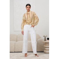 Białe jeansy z delikatnym haftem kwiatowym | Hurtownia odzieży damskiej