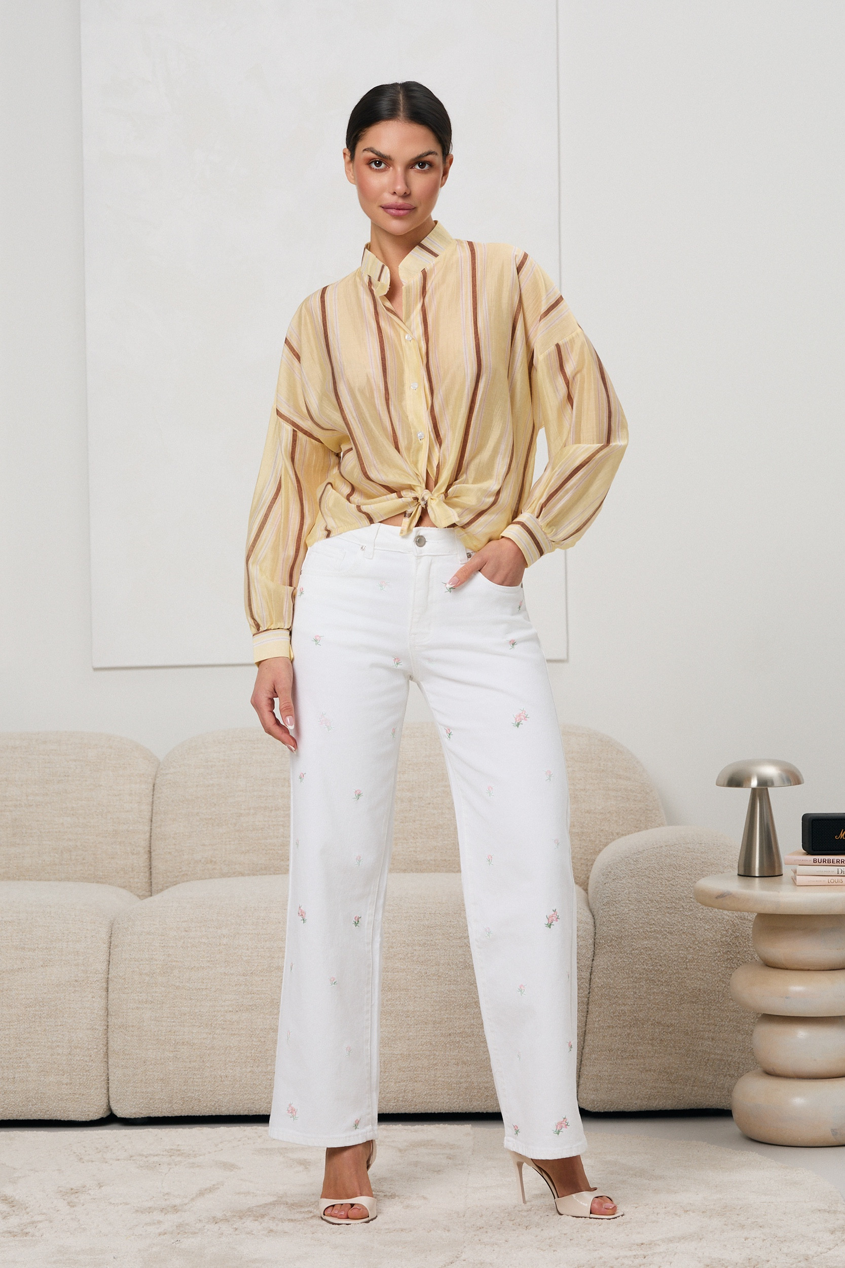 Białe jeansy z delikatnym haftem kwiatowym | Hurtownia odzieży damskiej