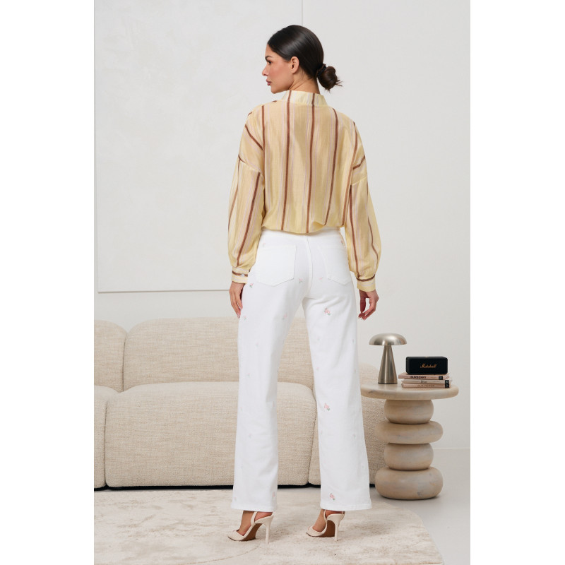 Białe jeansy z delikatnym haftem kwiatowym | Hurtownia odzieży damskiej