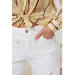 Białe jeansy z delikatnym haftem kwiatowym | Hurtownia odzieży damskiej