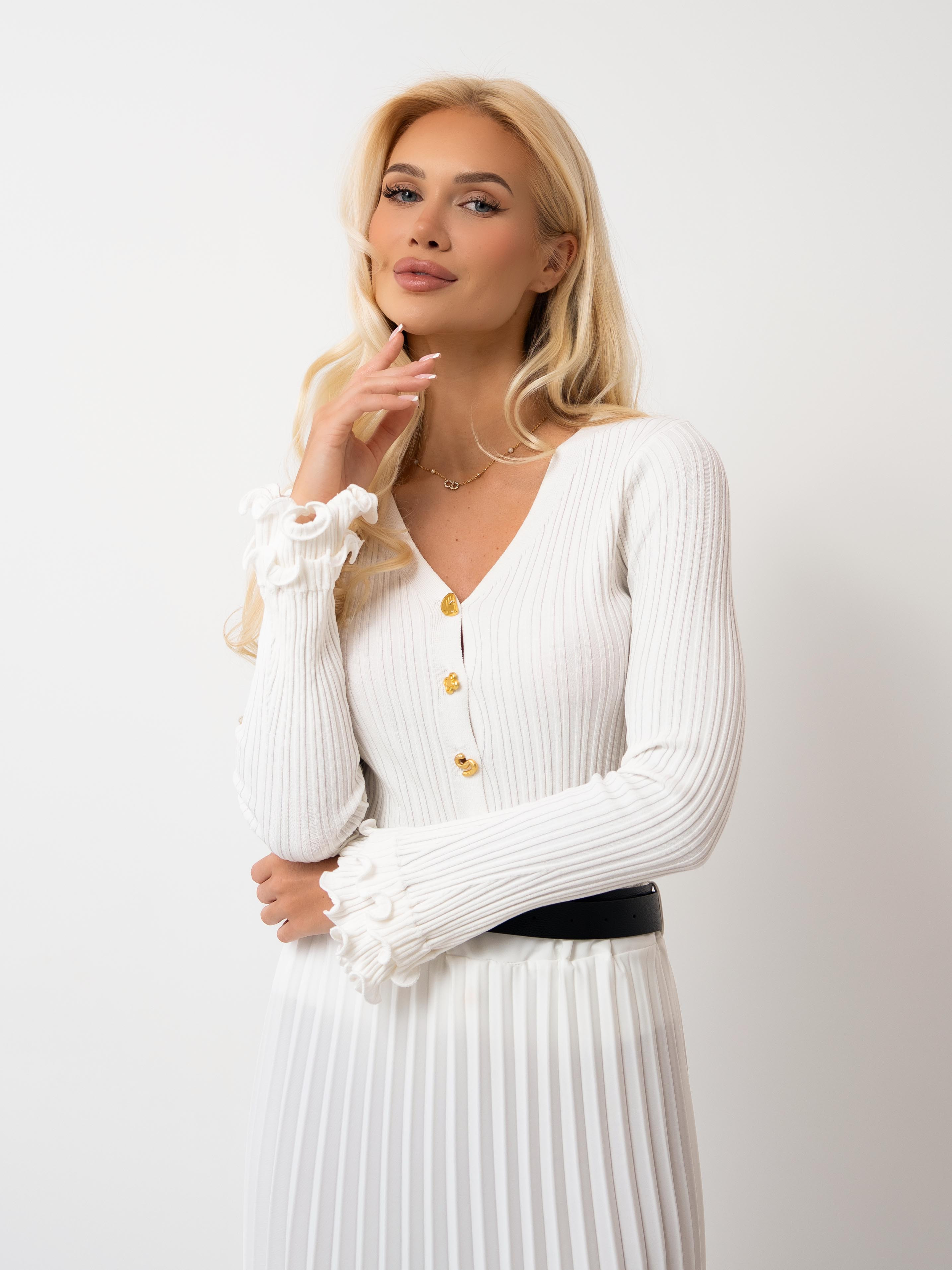 Bluzka z ozdobnymi złotymi guzikami i falbanką przy rękawie | Odzież damska w hurcie