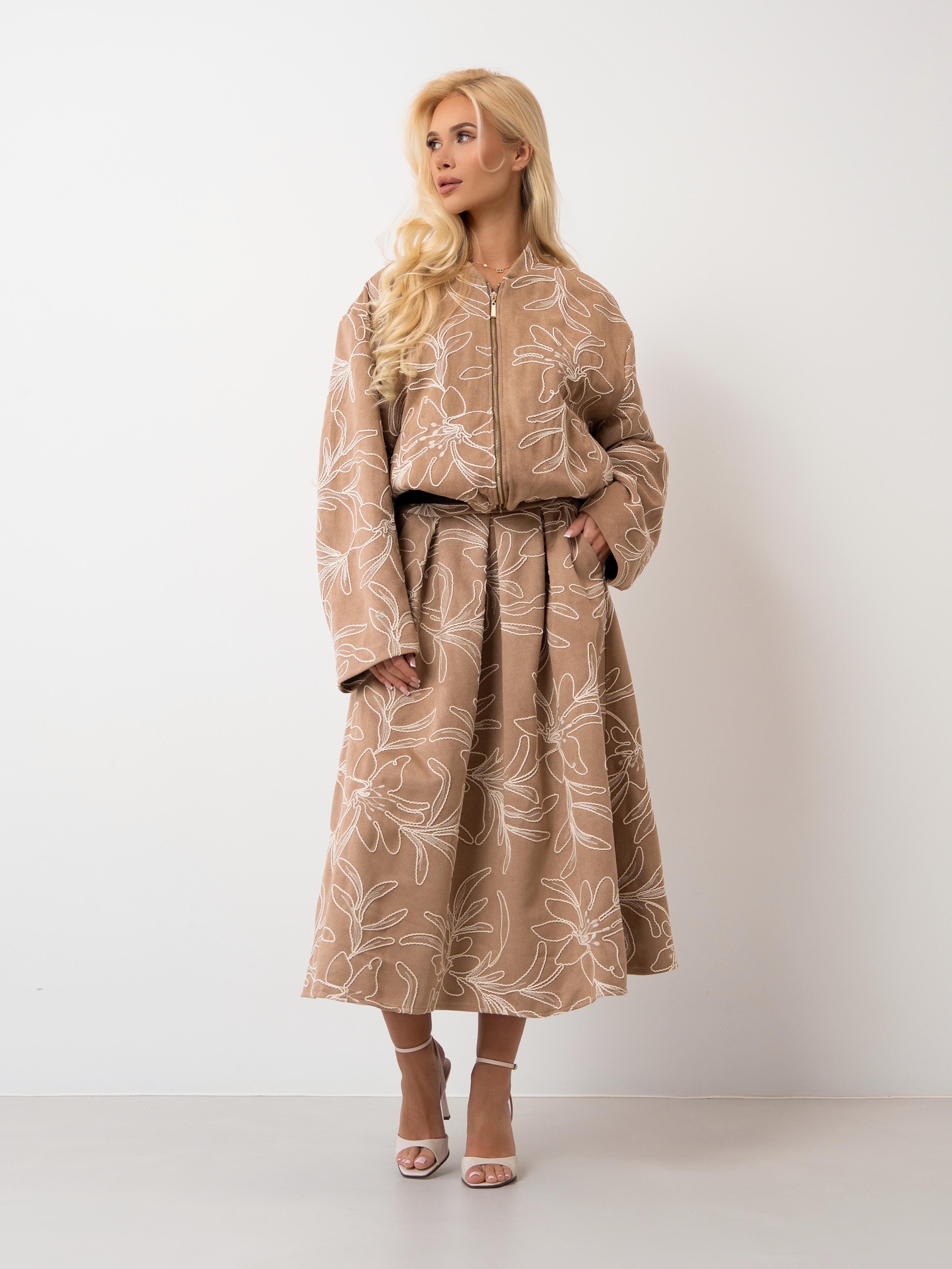 Spódnica midi z haftowanym motywem kwiatowym