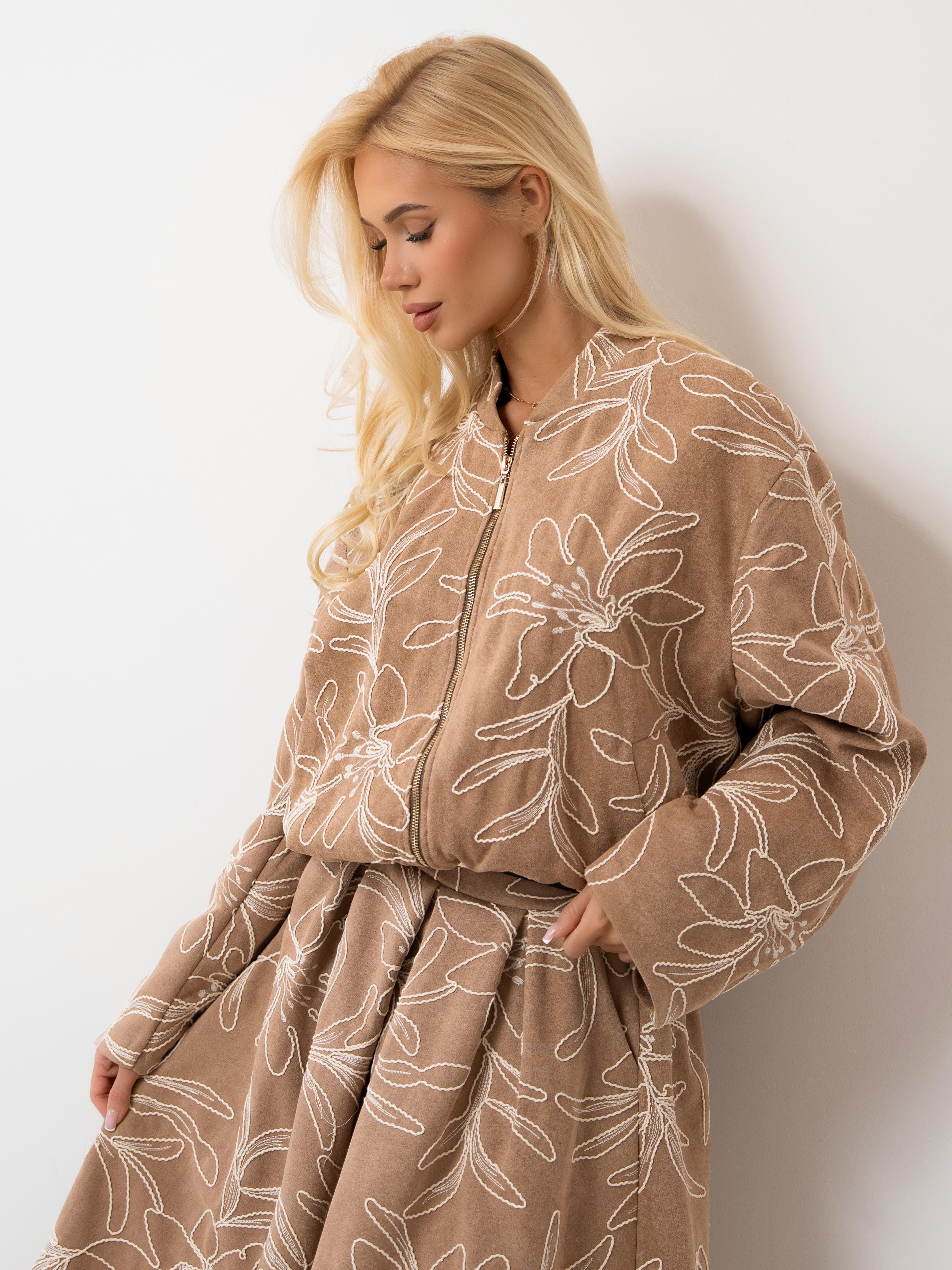 Kurtka bomberka z haftowanym motywem kwiatowym