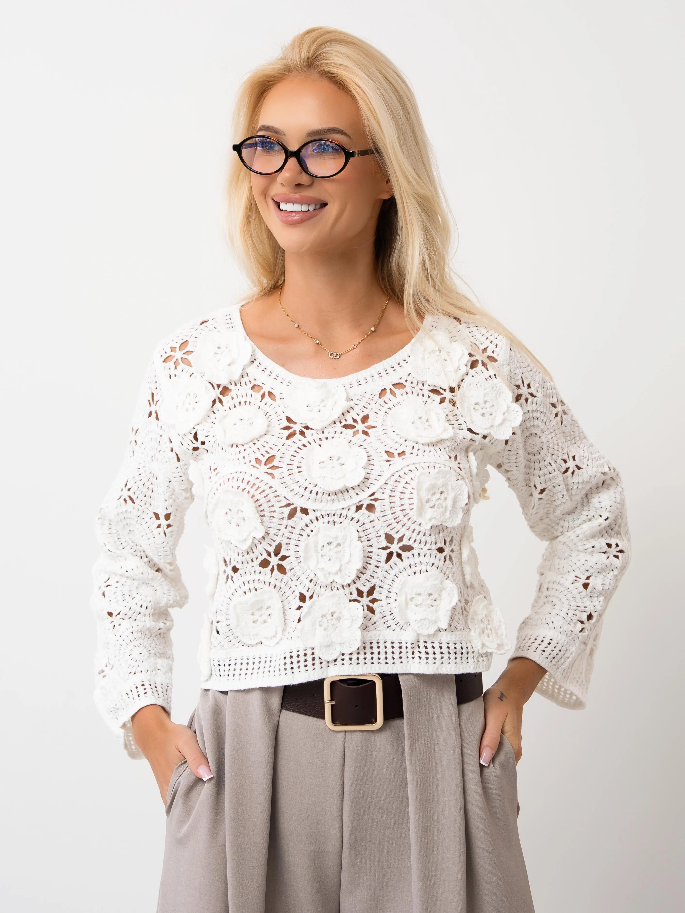 Ażurowa bluzka boho z haftowanymi kwiatami