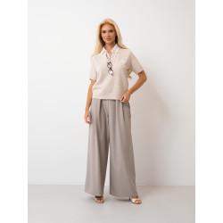 Sweter z koronkowym kołnierzem