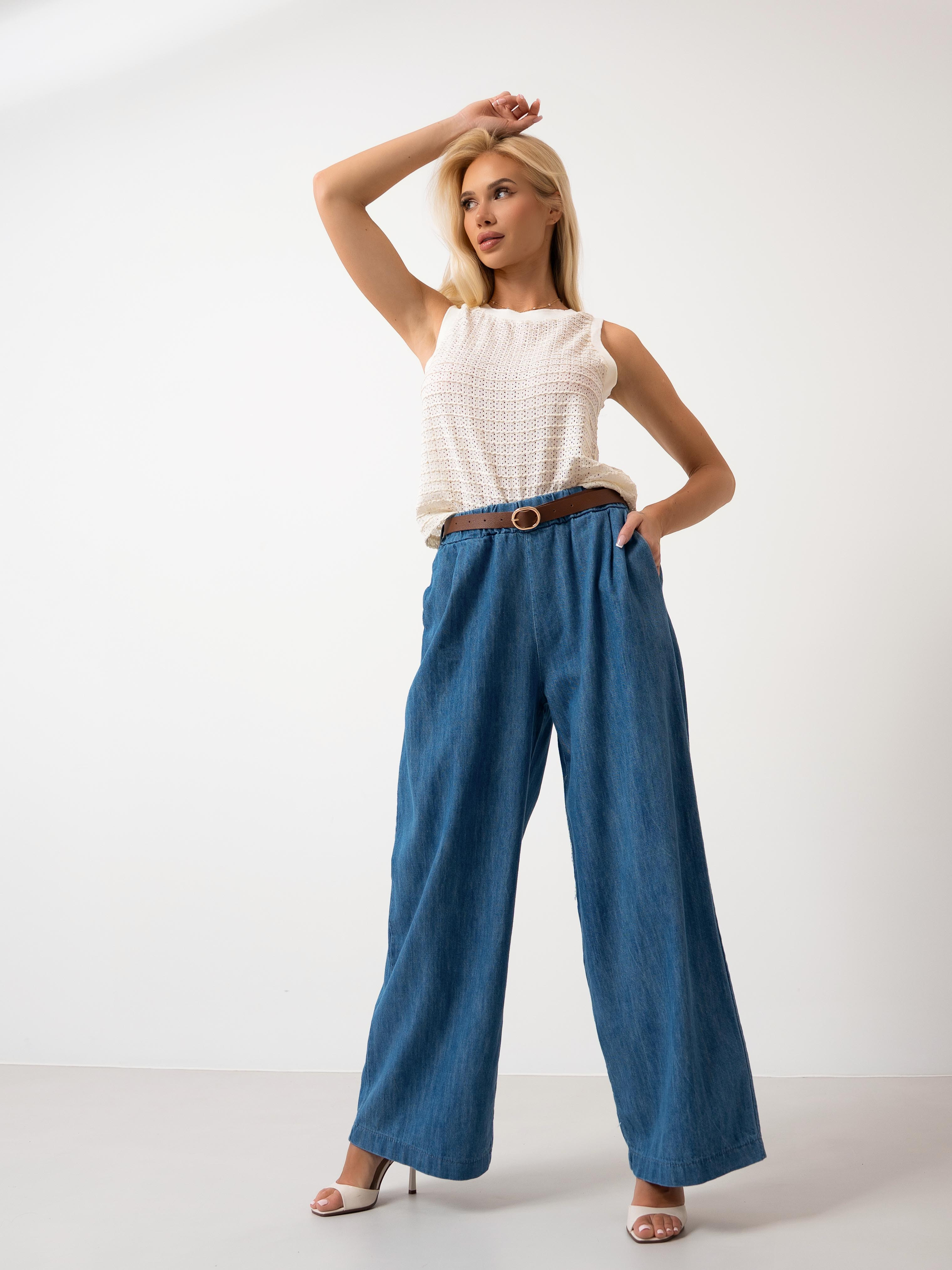 Jeansowe spodnie o prostym kroju z paskiem