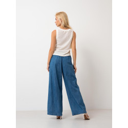 Jeansowe spodnie o prostym kroju z paskiem