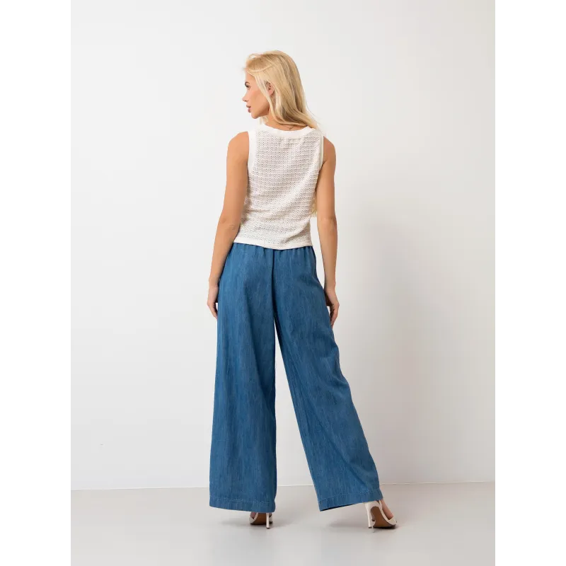 Jeansowe spodnie o prostym kroju z paskiem