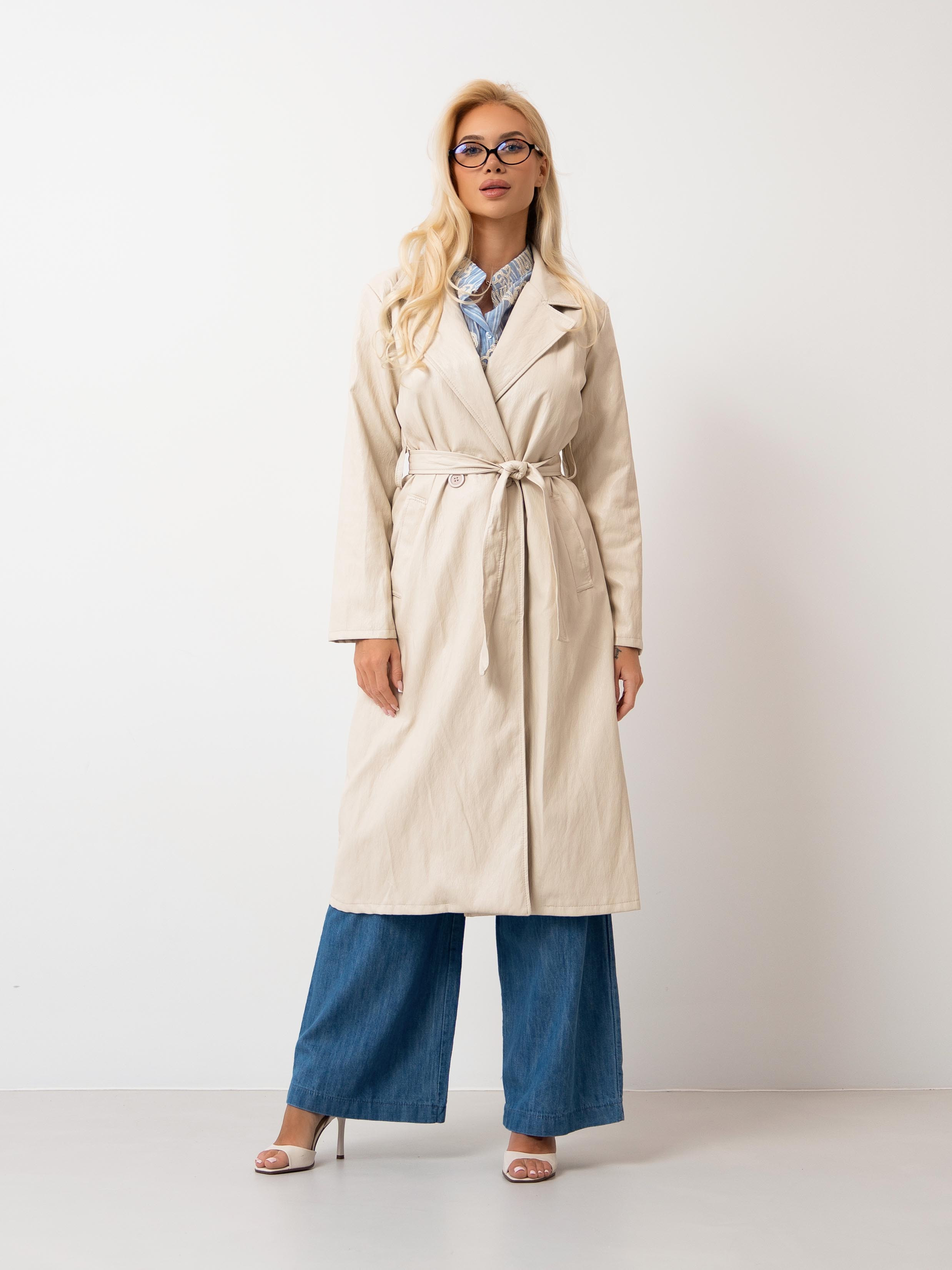 Długi trencz z ekoskóry z wiązaniem w talii