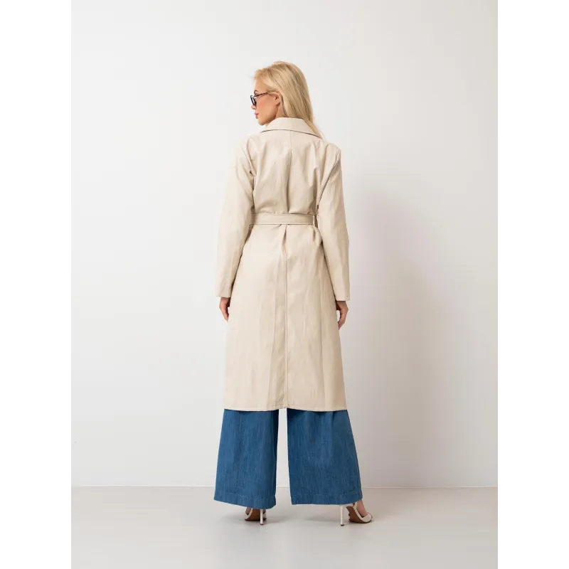 Długi trencz z ekoskóry z wiązaniem w talii