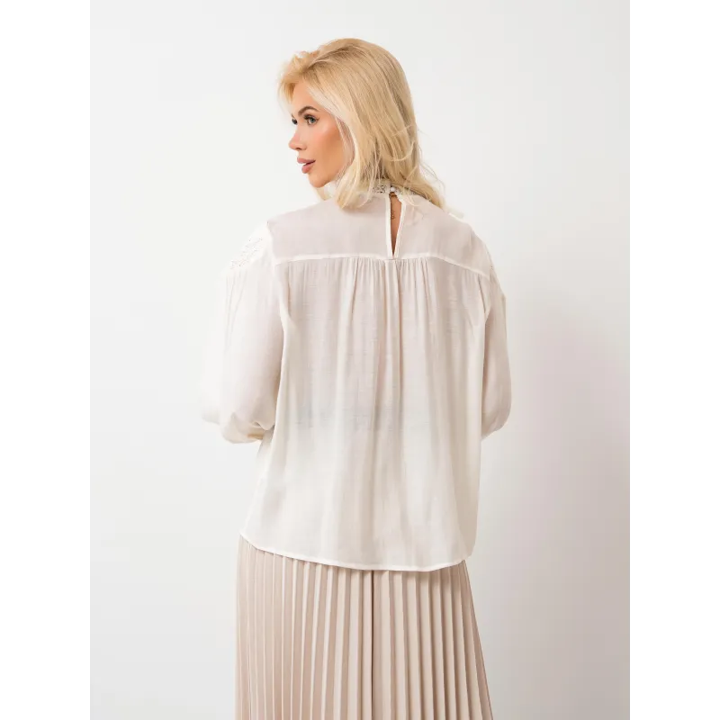 Bluzka z koronkowymi wstawkami | Hurtownia odzieży na sztuki