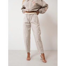 Casualowe spodnie z plecionym paskiem