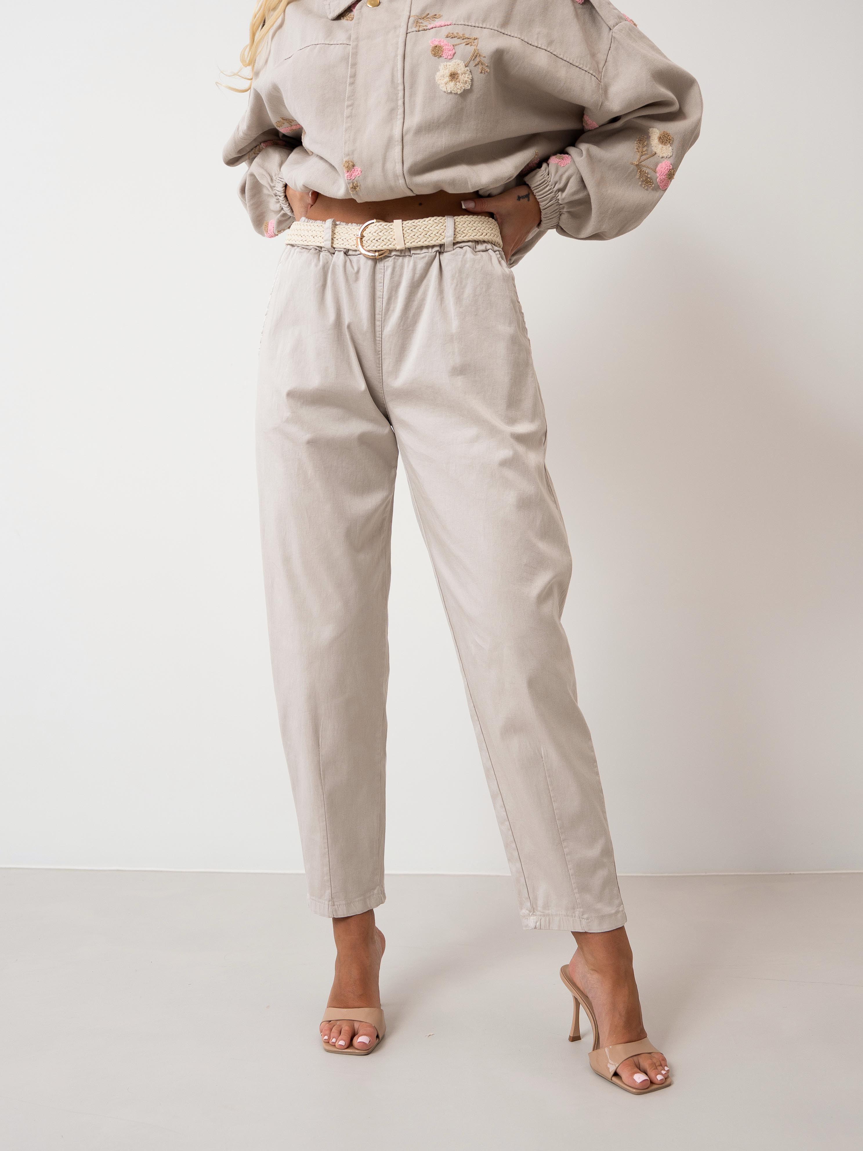 Casualowe spodnie z plecionym paskiem