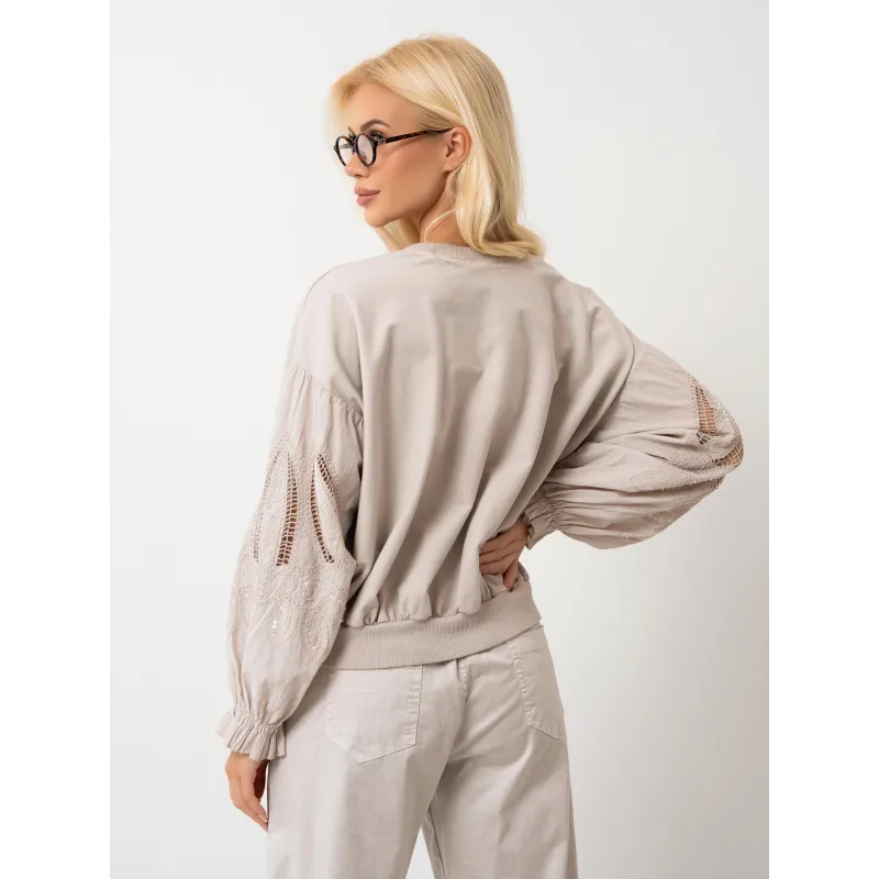 Bluzka z ozdobnymi haftowanymi rękawami | Sprzedaż hurtowa odzieży damskiej