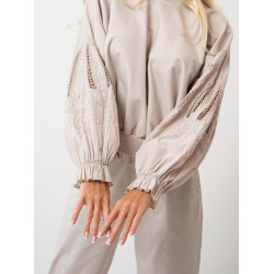 Bluzka z ozdobnymi haftowanymi rękawami | Sprzedaż hurtowa odzieży damskiej