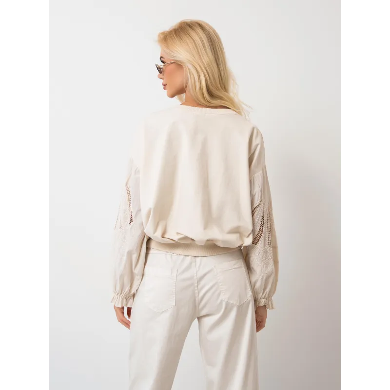 Bluzka z ozdobnymi haftowanymi rękawami | Sprzedaż hurtowa odzieży damskiej