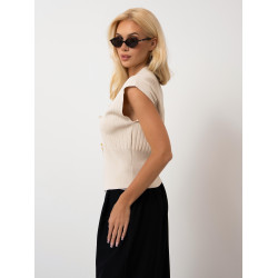 Bluzka z dekoltem V i ozdobnymi złotymi zapięciami | Hurt odzieży damskiej online
