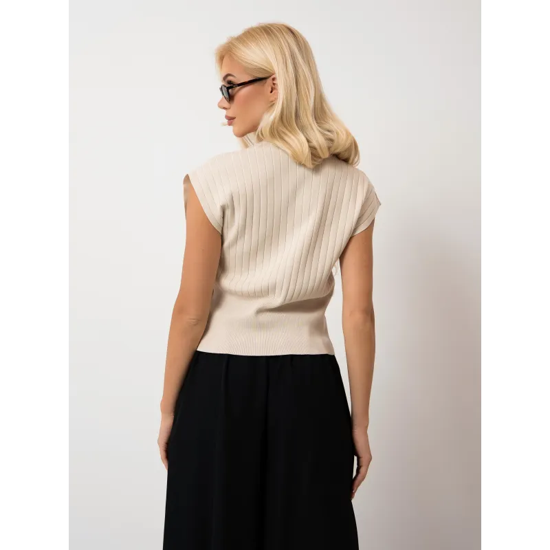 Bluzka z dekoltem V i ozdobnymi złotymi zapięciami | Hurt odzieży damskiej online