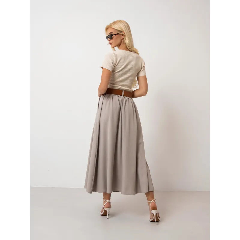 Rozkloszowana spódnica z zaszewkami i paskiem