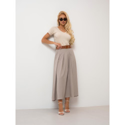 Rozkloszowana spódnica z zaszewkami i paskiem