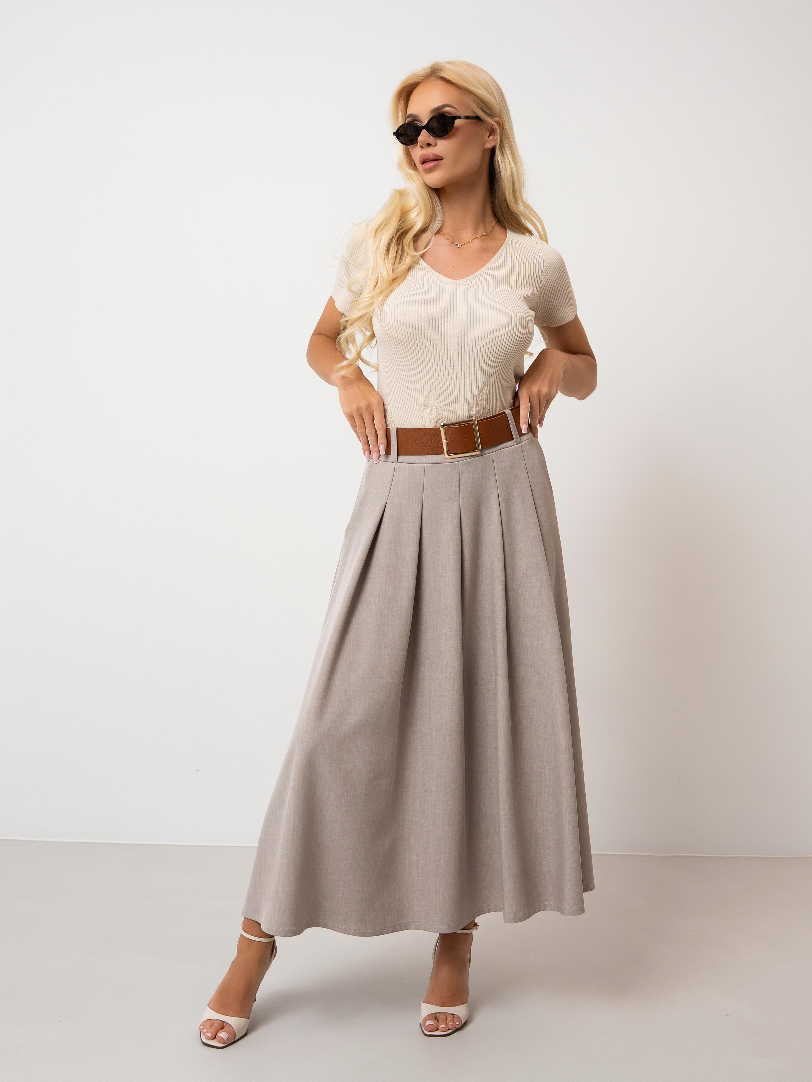 Rozkloszowana spódnica z zaszewkami i paskiem