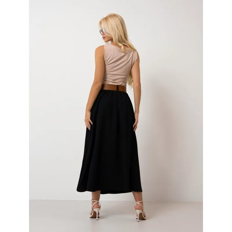 Rozkloszowana spódnica z zaszewkami i paskiem