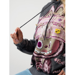 Bluza z kapturem z kolorowym motywem i naszywkami