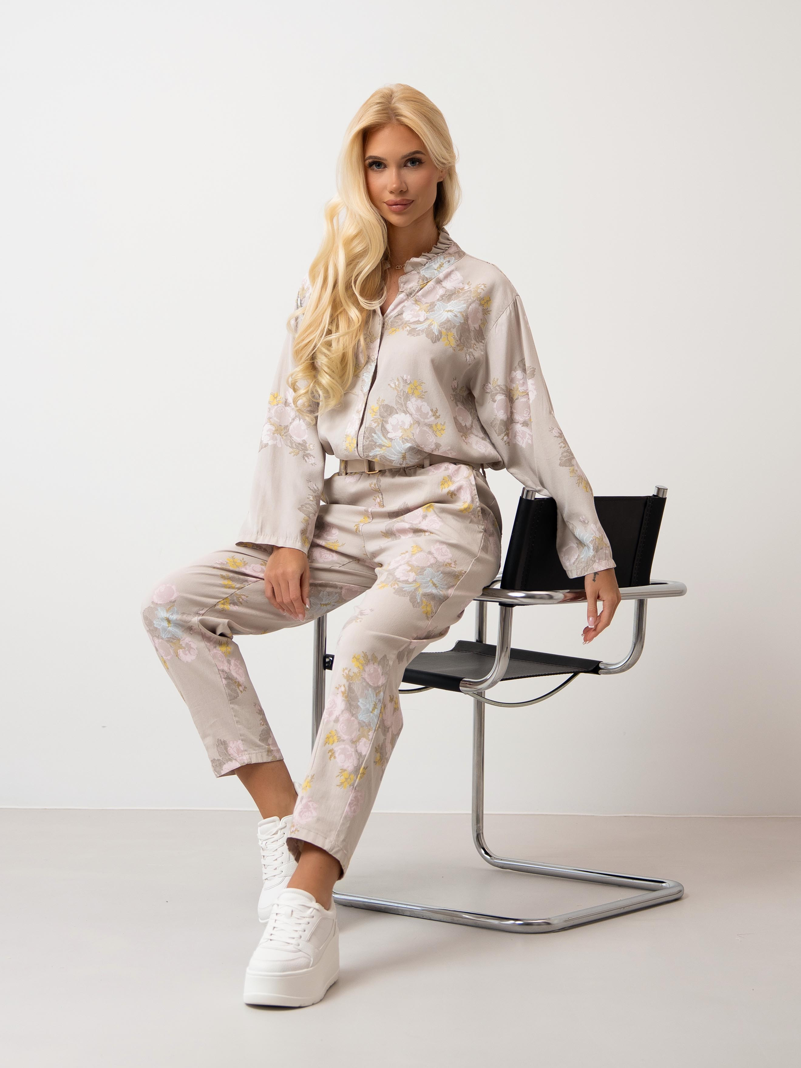 Spodnie w pastelowe kwiaty z paskiem